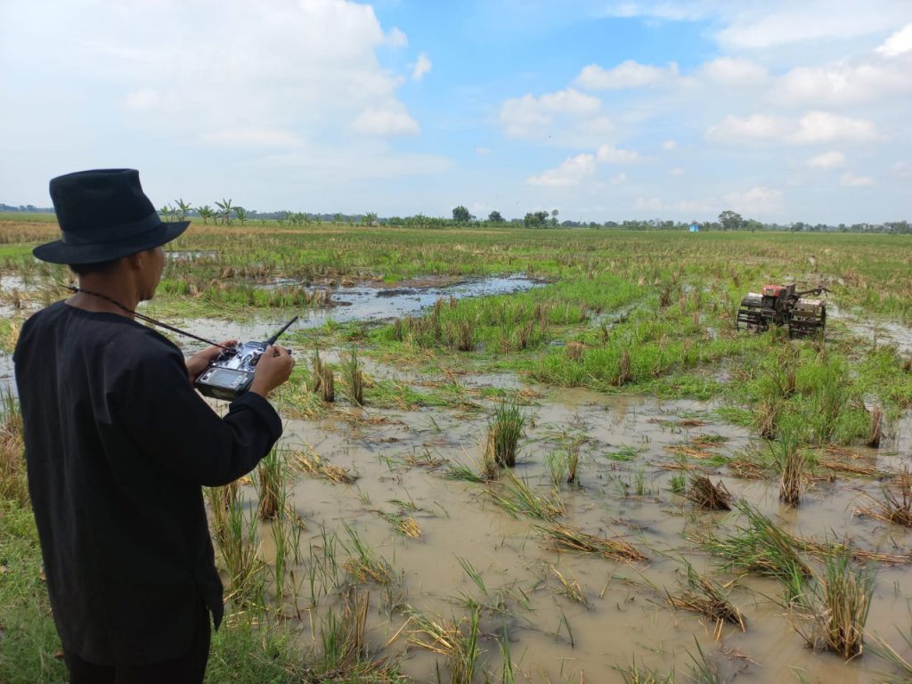 Petani Desa Cangkingan Uji Coba Traktor Remote Control untuk Garap Sawah  